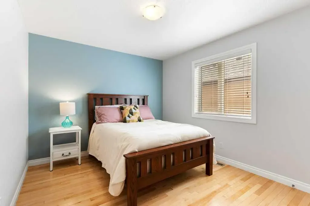 242 Discovery Ridge Bay SW