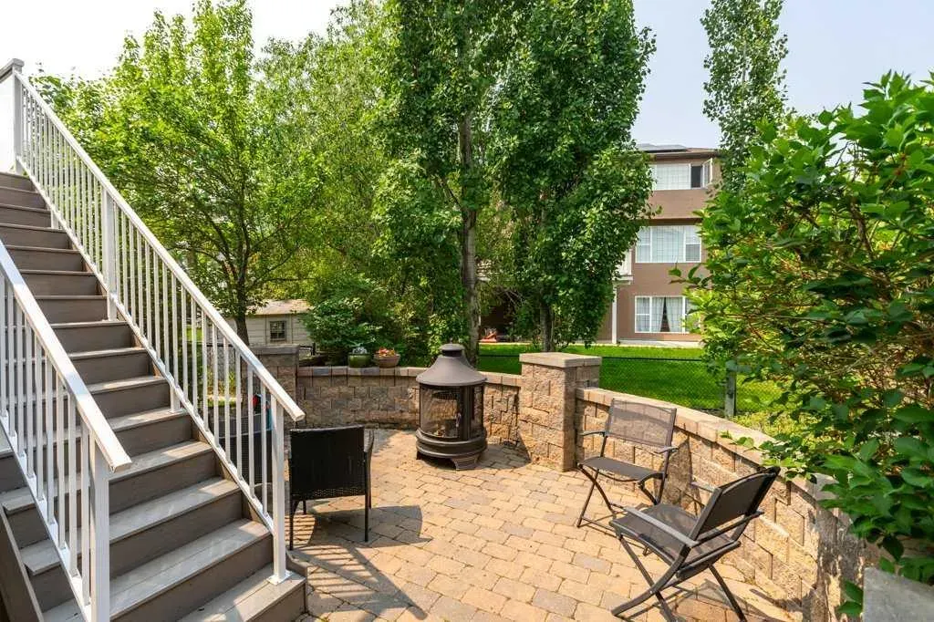 242 Discovery Ridge Bay SW