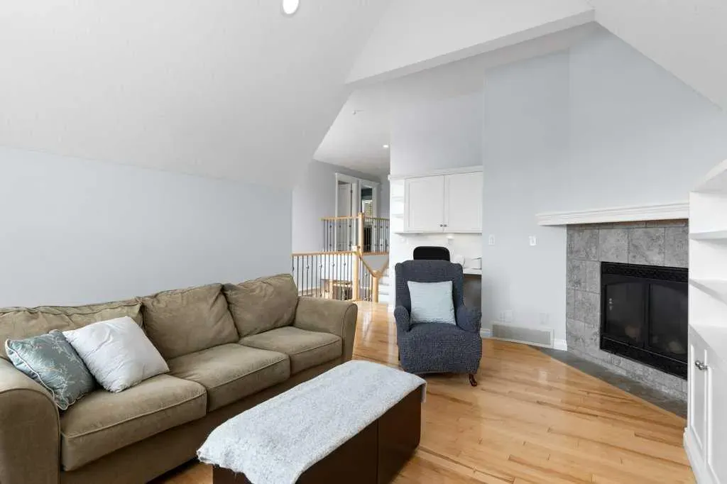 242 Discovery Ridge Bay SW