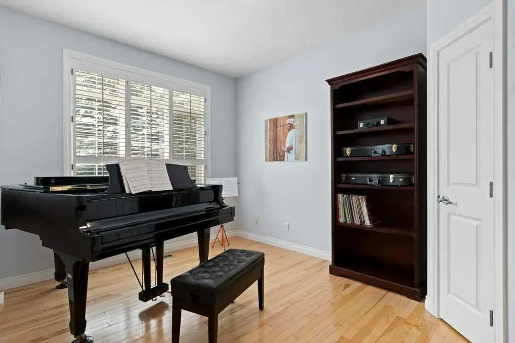 242 Discovery Ridge Bay SW