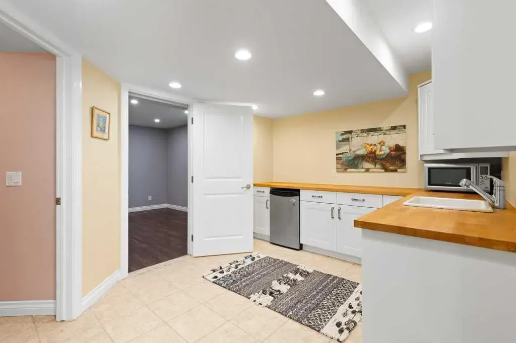 242 Discovery Ridge Bay SW