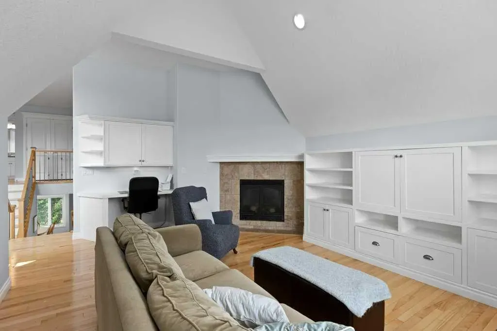 242 Discovery Ridge Bay SW