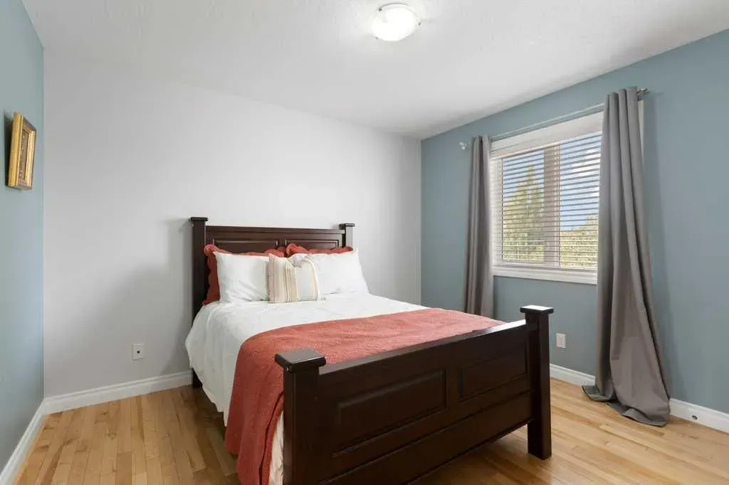 242 Discovery Ridge Bay SW