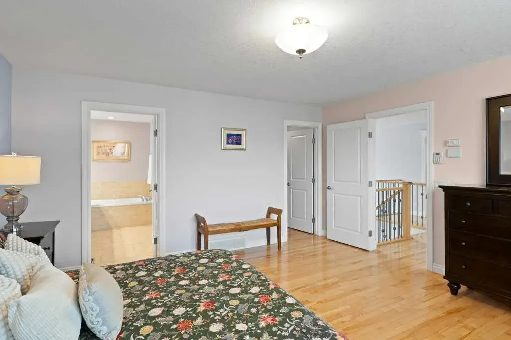 242 Discovery Ridge Bay SW
