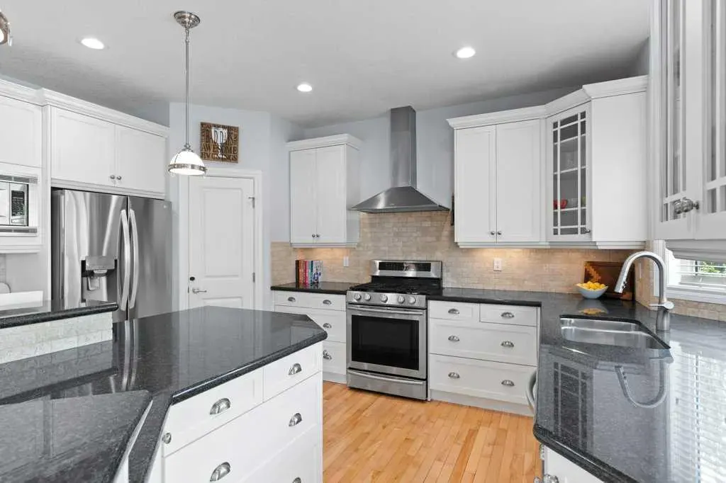 242 Discovery Ridge Bay SW