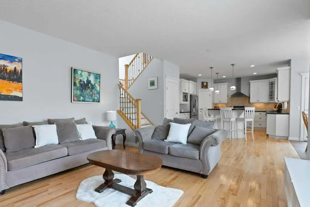 242 Discovery Ridge Bay SW