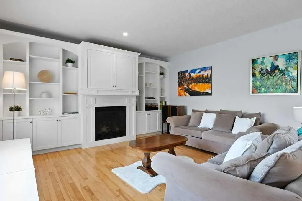 242 Discovery Ridge Bay SW