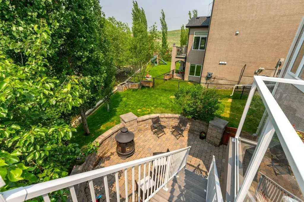 242 Discovery Ridge Bay SW