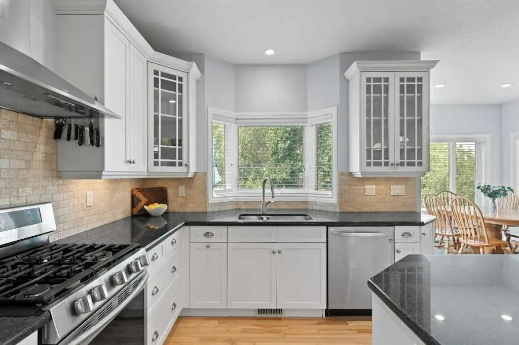 242 Discovery Ridge Bay SW