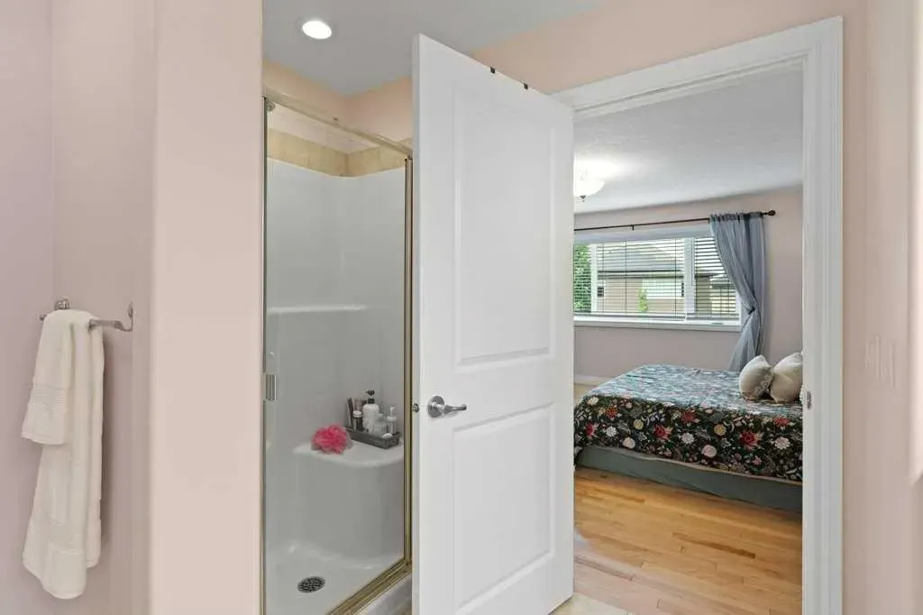 242 Discovery Ridge Bay SW