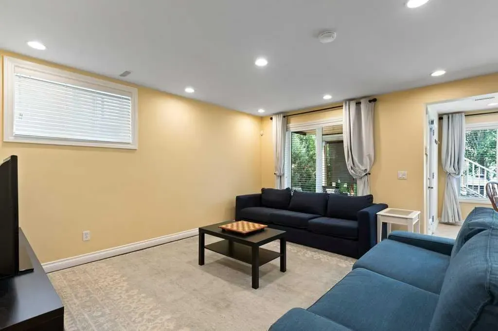 242 Discovery Ridge Bay SW