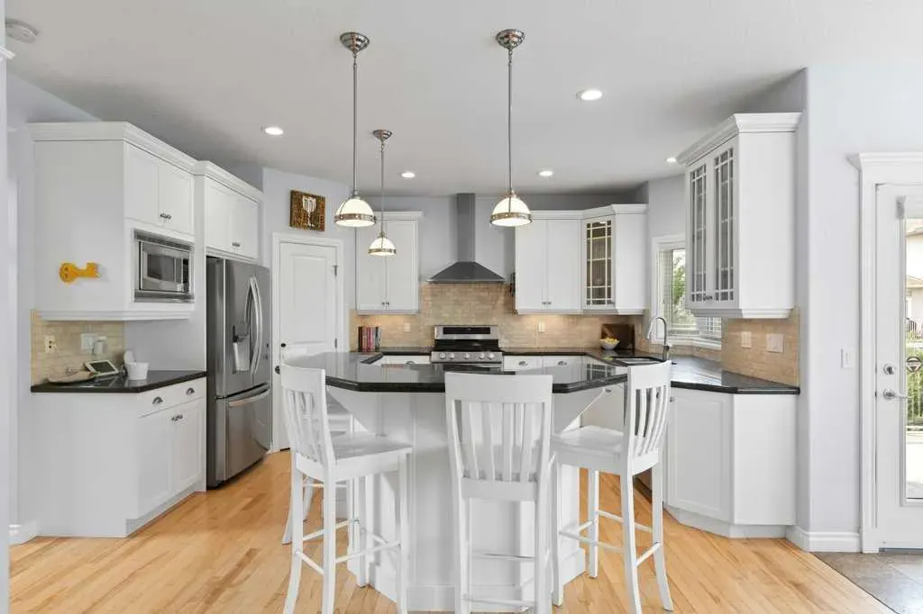 242 Discovery Ridge Bay SW