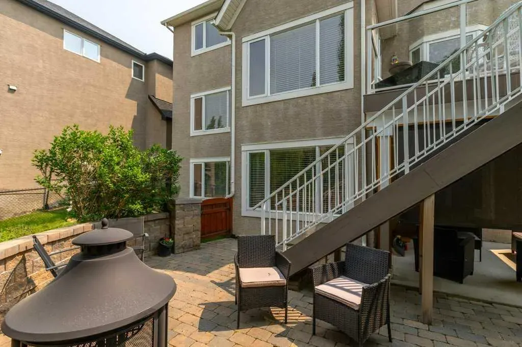 242 Discovery Ridge Bay SW