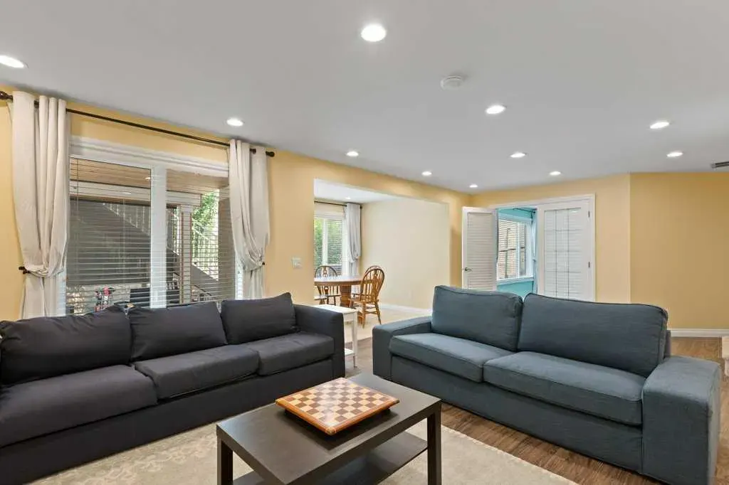 242 Discovery Ridge Bay SW