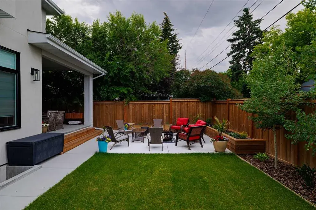 319 42 Street SW