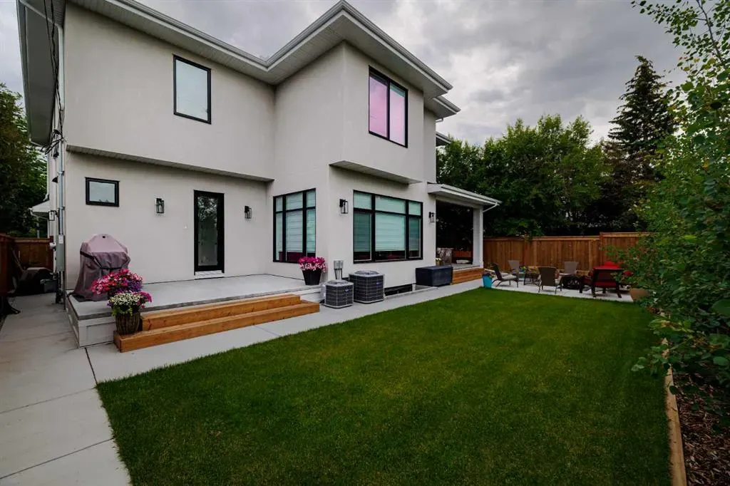 319 42 Street SW