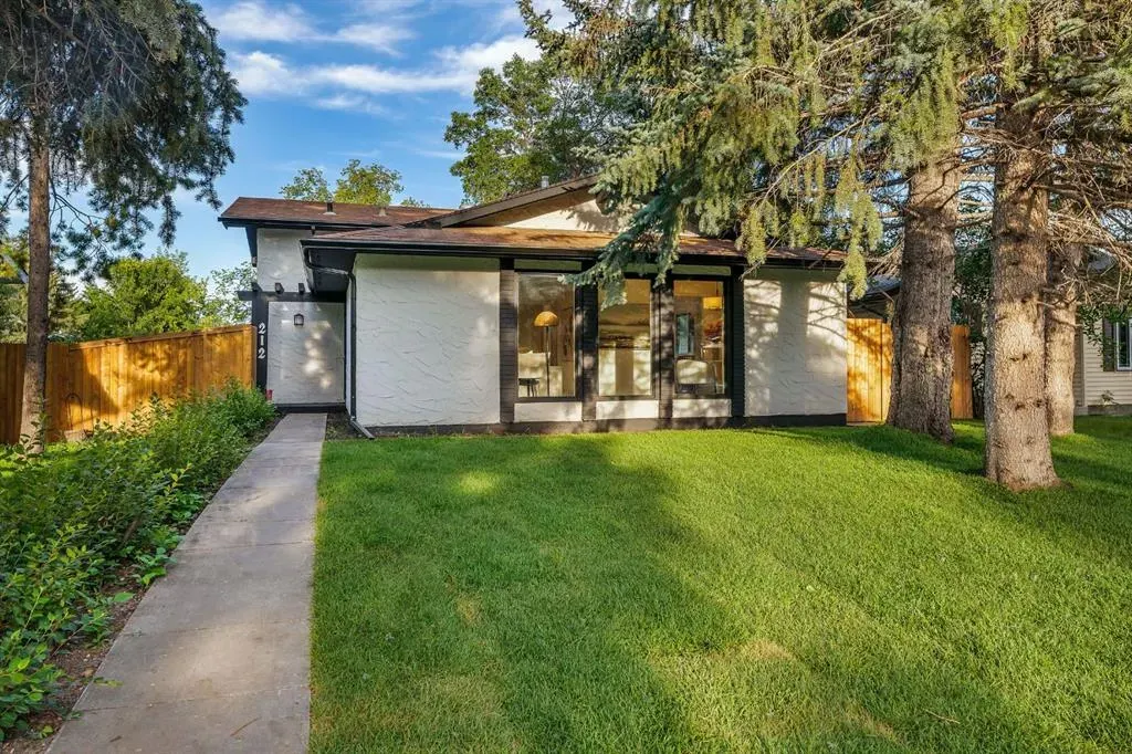 212 Midlawn Close SE