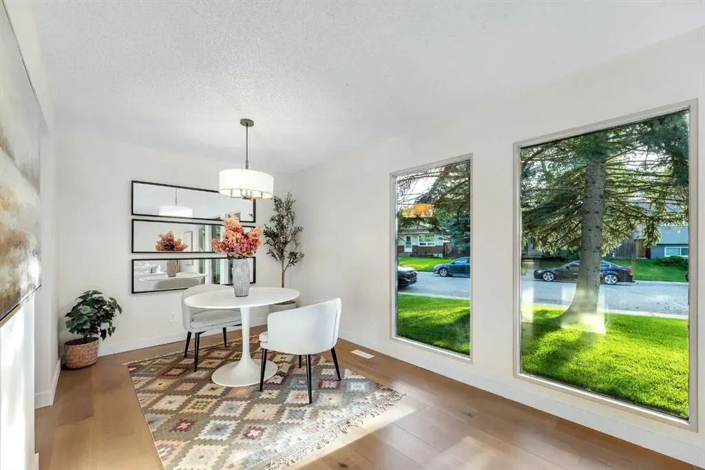212 Midlawn Close SE