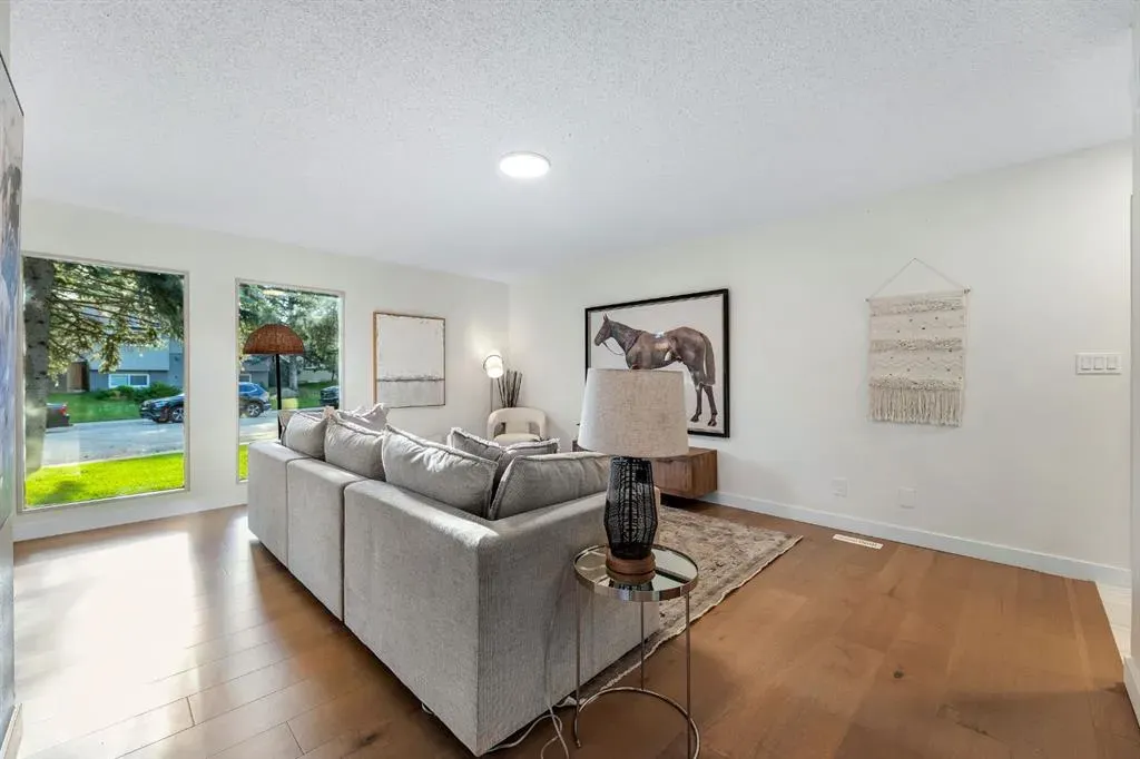 212 Midlawn Close SE