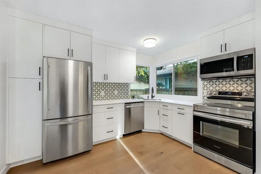 212 Midlawn Close SE
