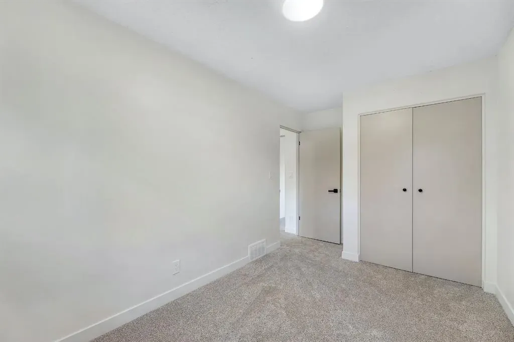 212 Midlawn Close SE