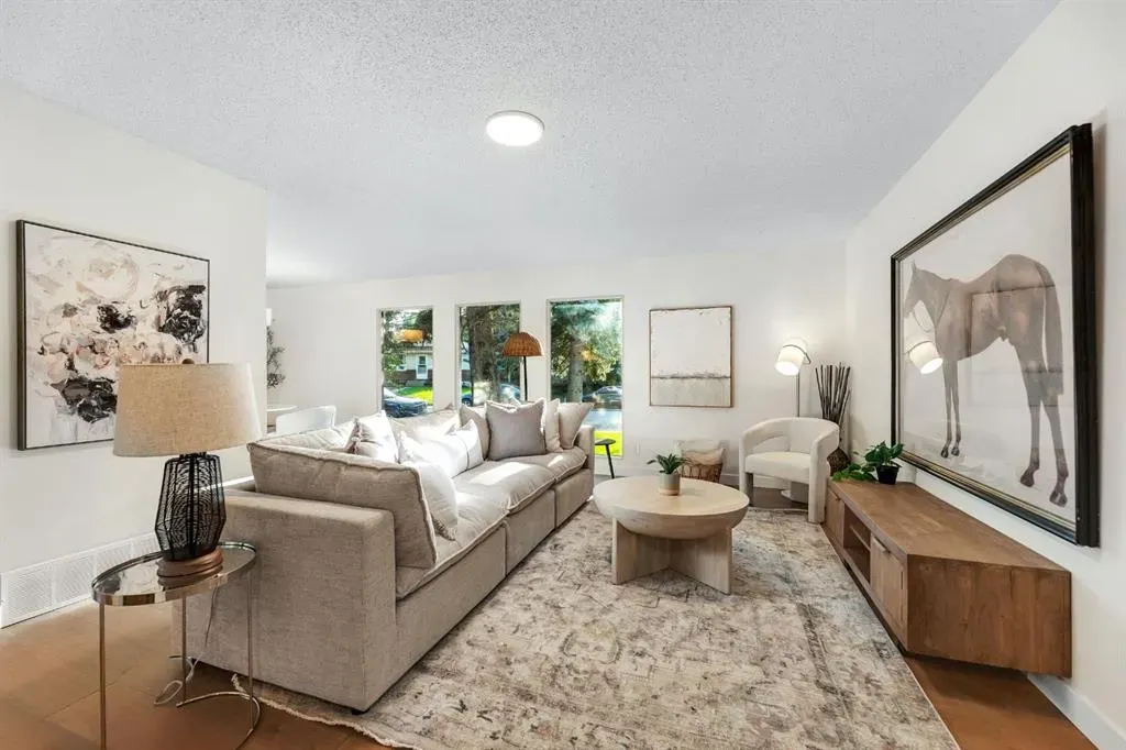 212 Midlawn Close SE