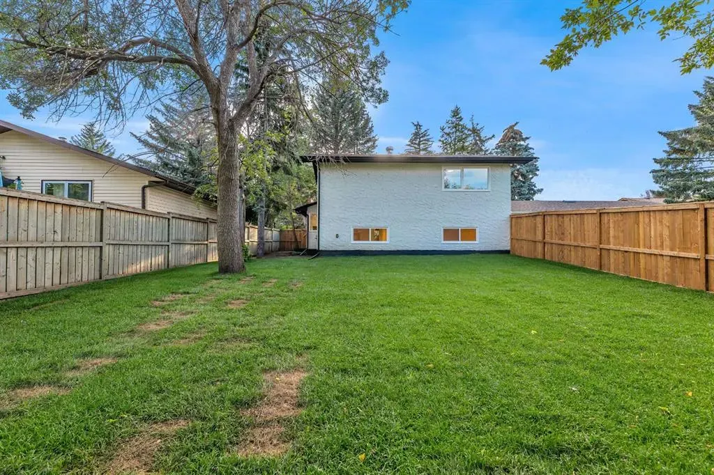 212 Midlawn Close SE