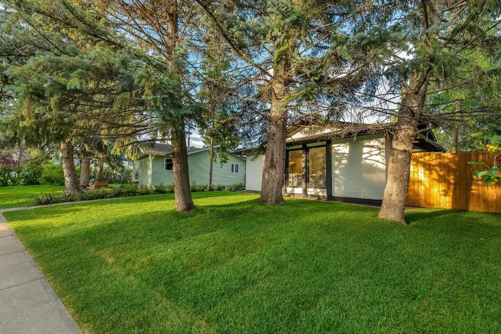 212 Midlawn Close SE
