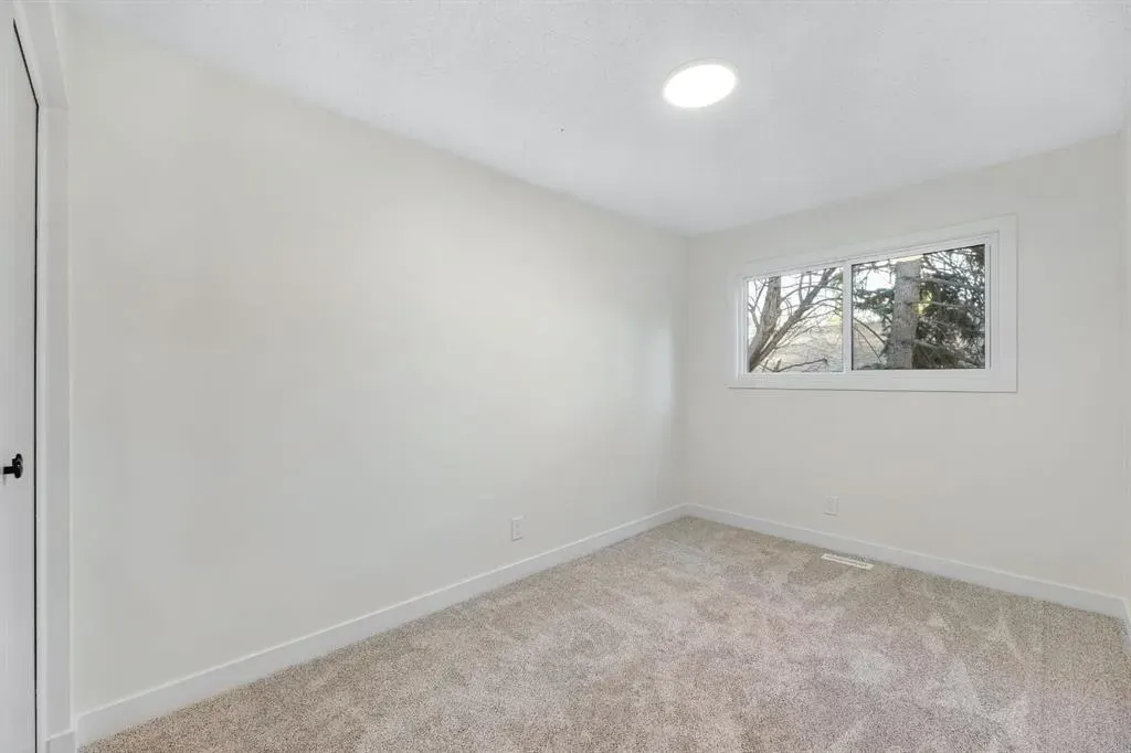 212 Midlawn Close SE