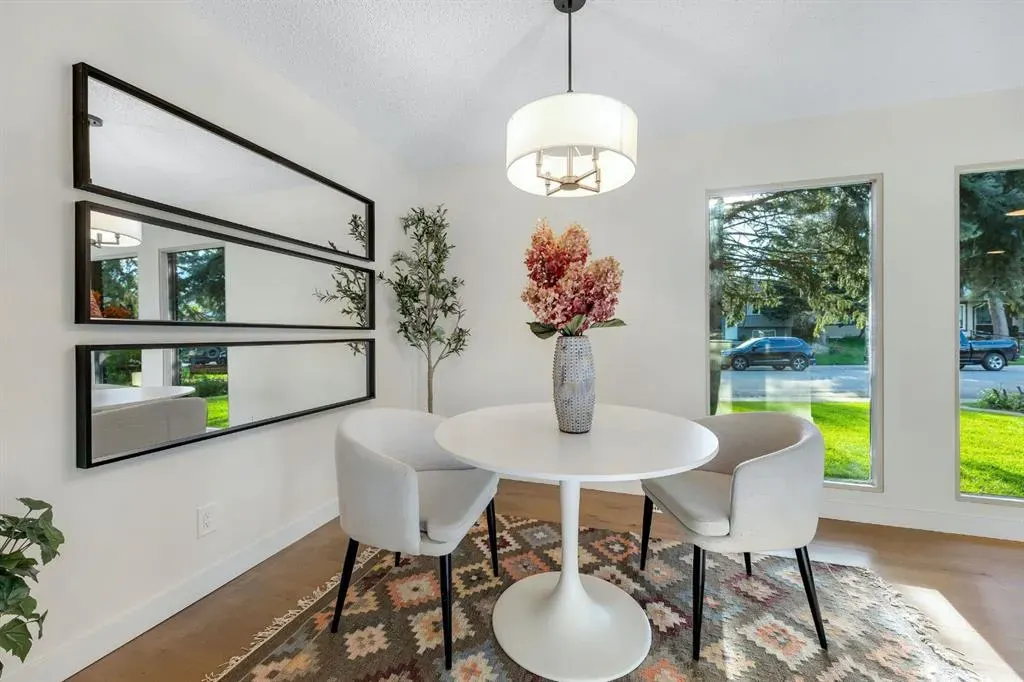 212 Midlawn Close SE