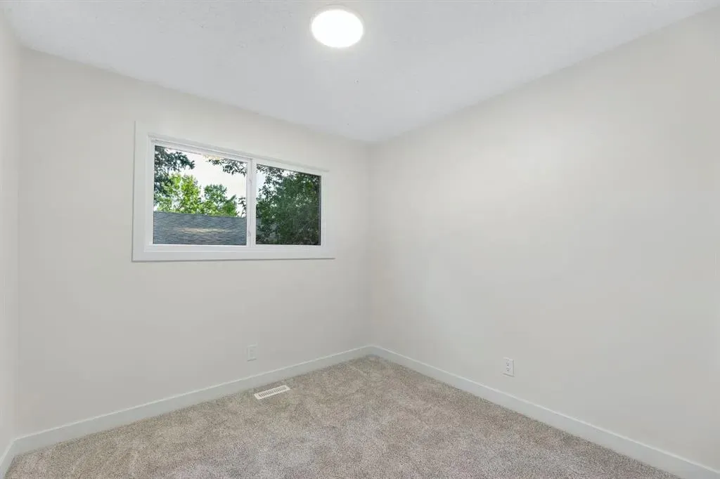 212 Midlawn Close SE