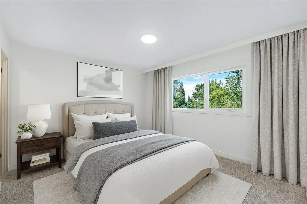 212 Midlawn Close SE