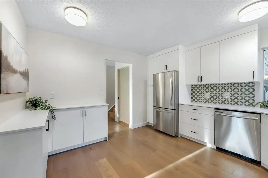 212 Midlawn Close SE