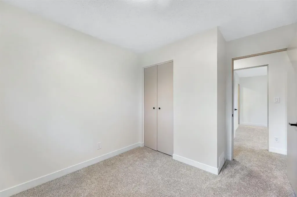 212 Midlawn Close SE