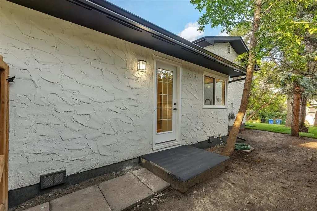 212 Midlawn Close SE