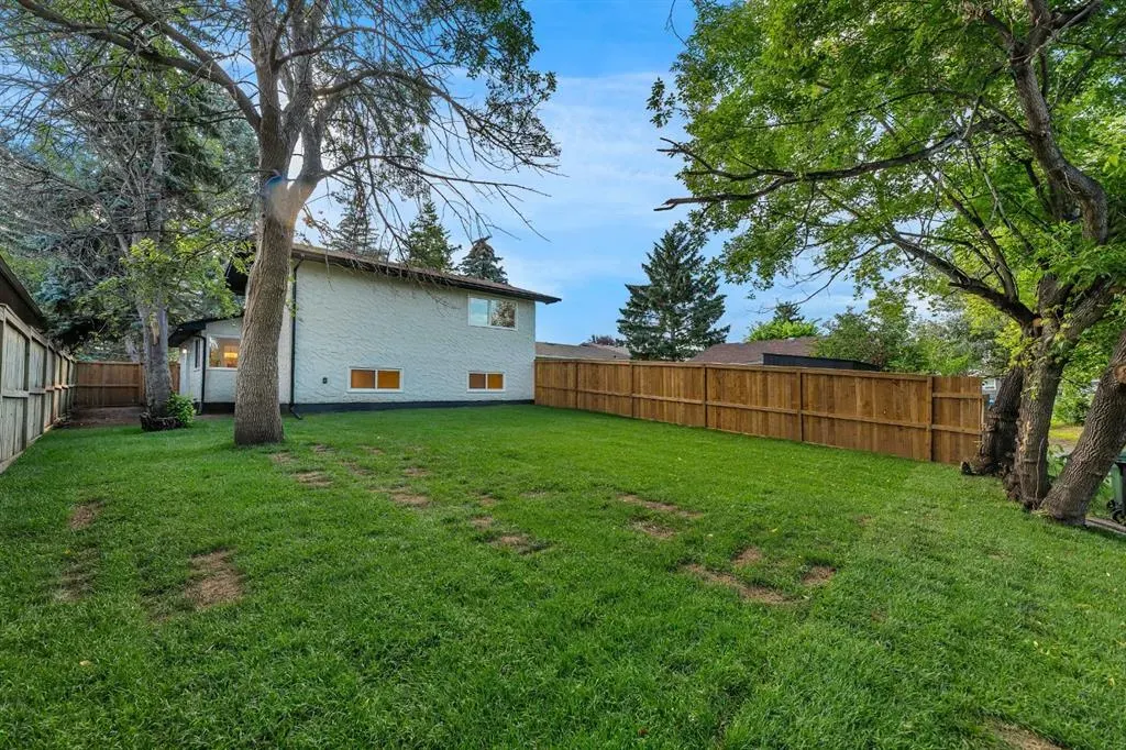 212 Midlawn Close SE