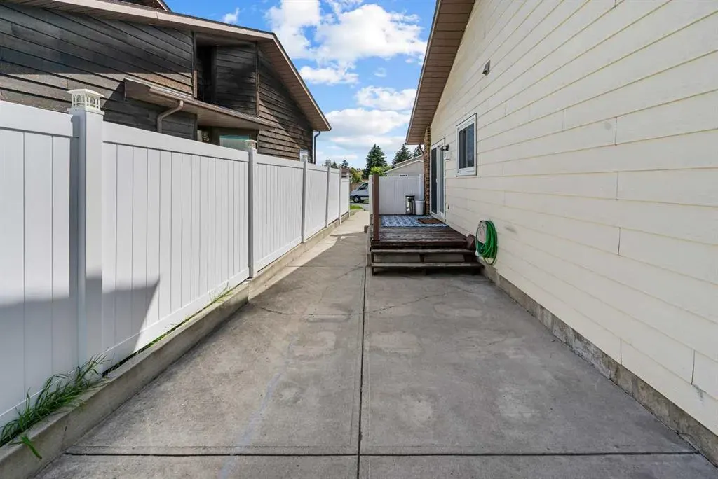 60 Whitaker Close NE