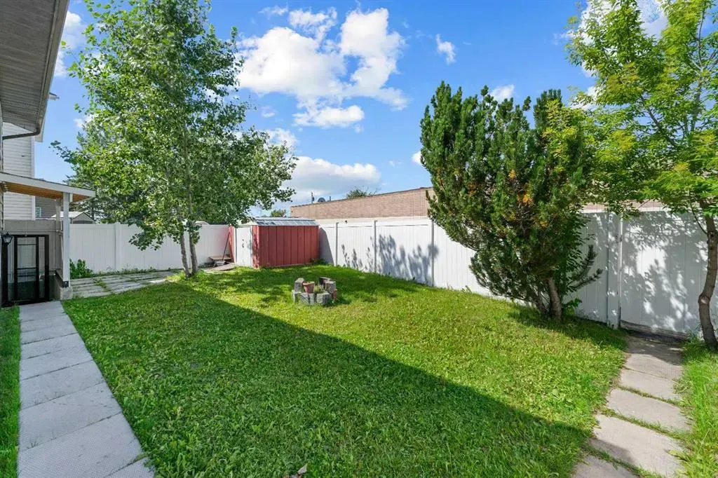 60 Whitaker Close NE