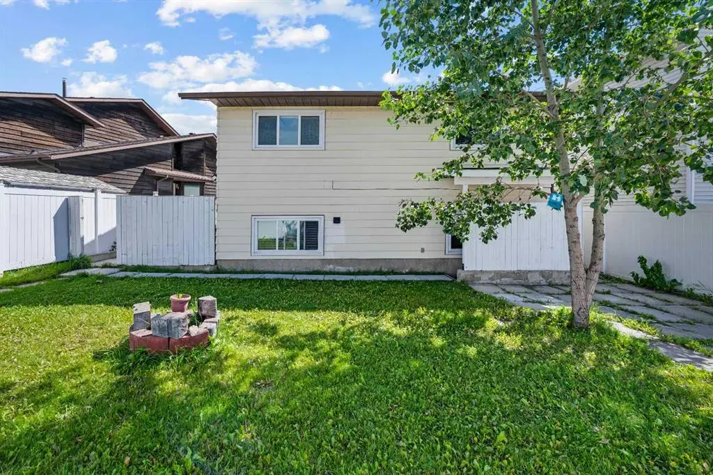 60 Whitaker Close NE