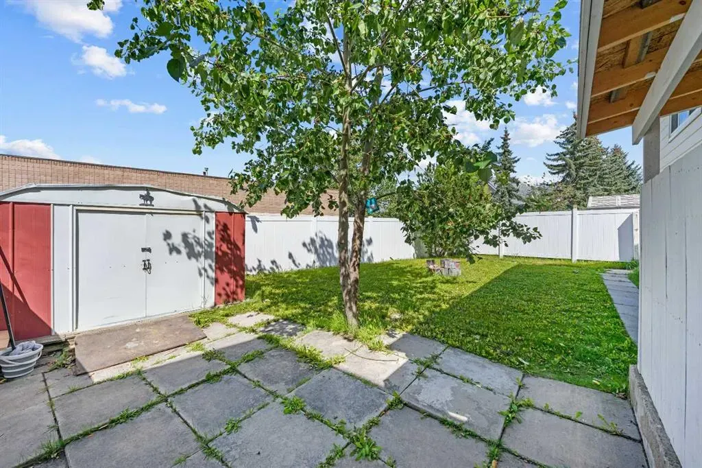 60 Whitaker Close NE