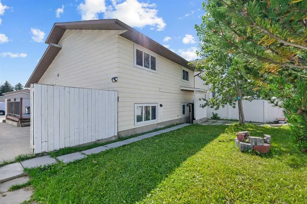 60 Whitaker Close NE