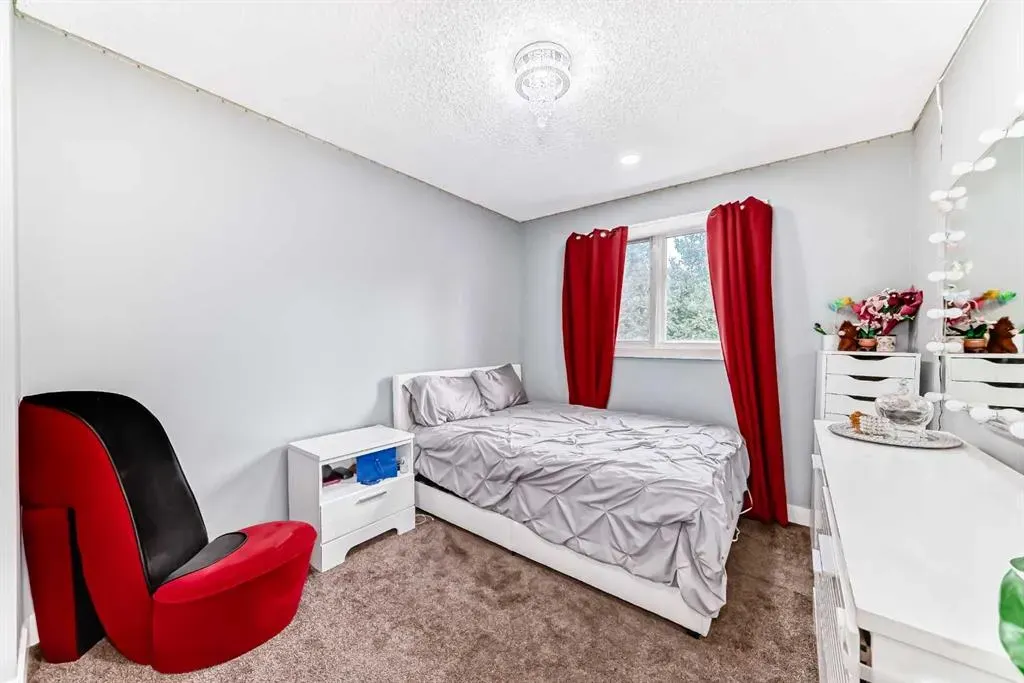 36 Varsity Estates Court NW