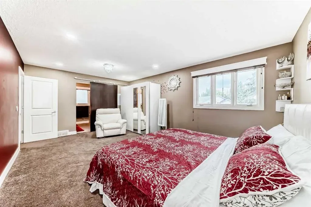 36 Varsity Estates Court NW