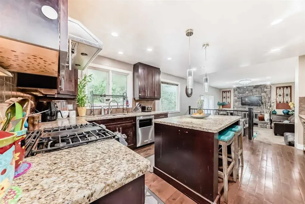 36 Varsity Estates Court NW