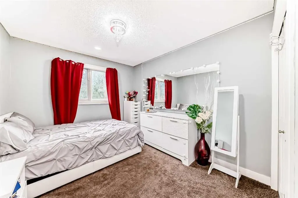 36 Varsity Estates Court NW