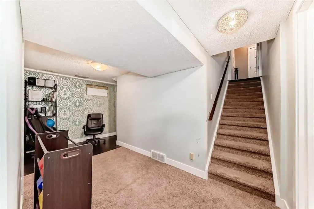 36 Varsity Estates Court NW