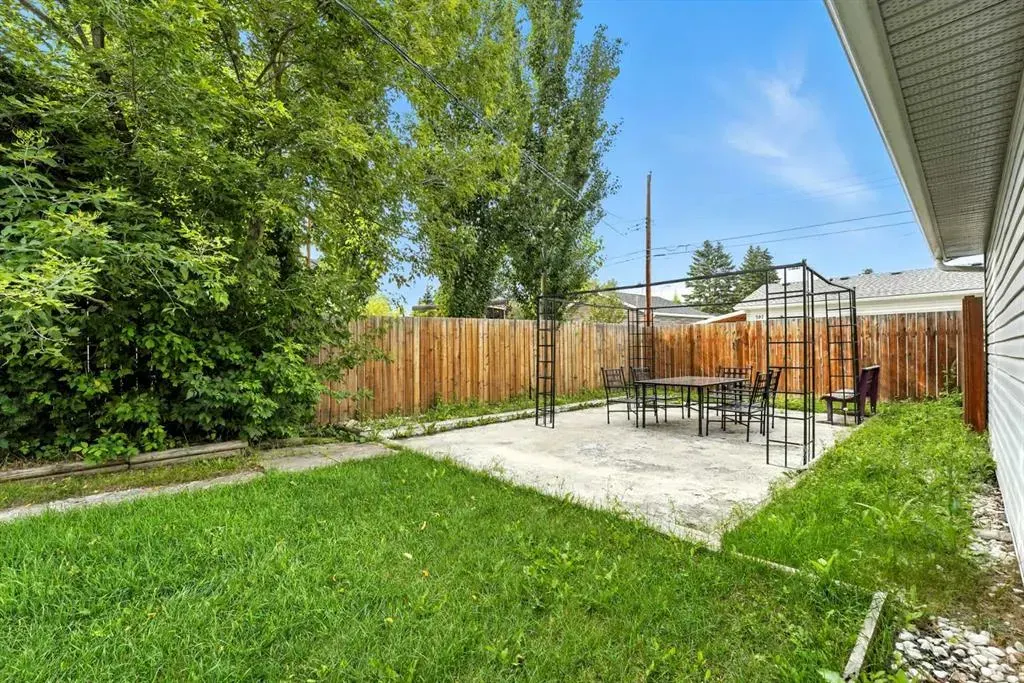 284 Acadia Drive SE