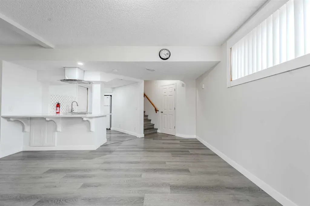 250 Eversyde Close SW