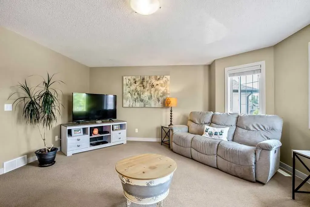 97 Drake Landing Crescent