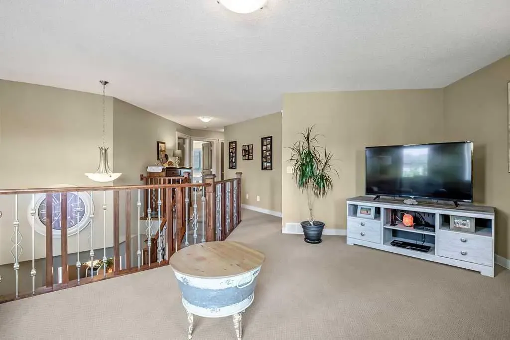 97 Drake Landing Crescent